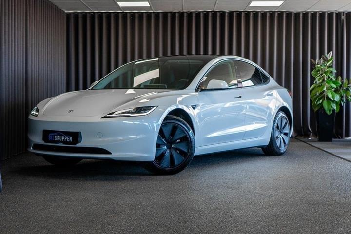 Hvid Tesla Model 3 fra 2024
