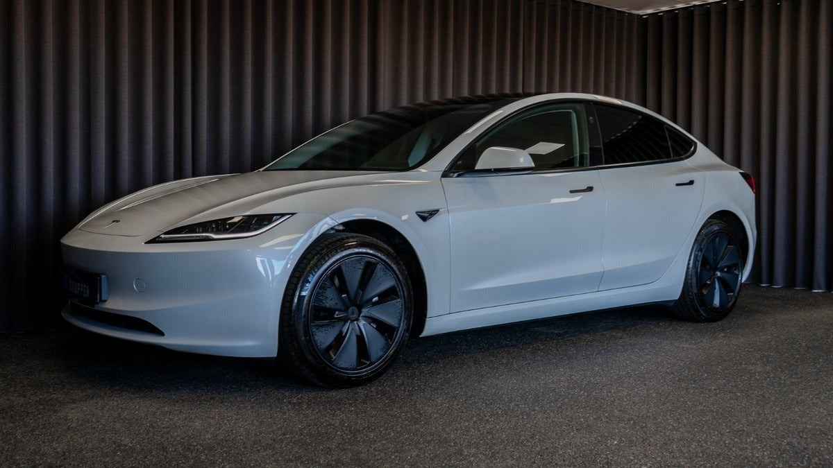 Hvid Tesla Model 3 fra 2024