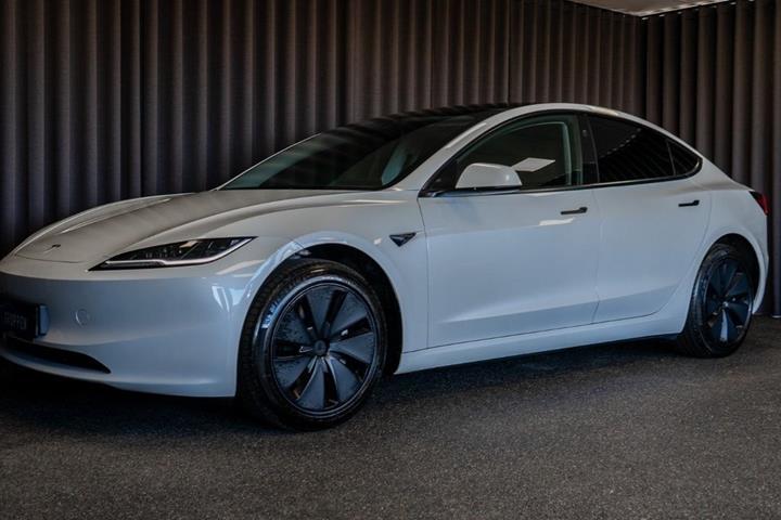 Hvid Tesla Model 3 fra 2024