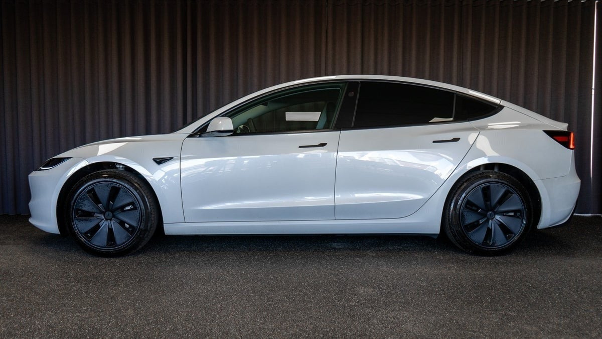 Hvid Tesla Model 3 fra 2024