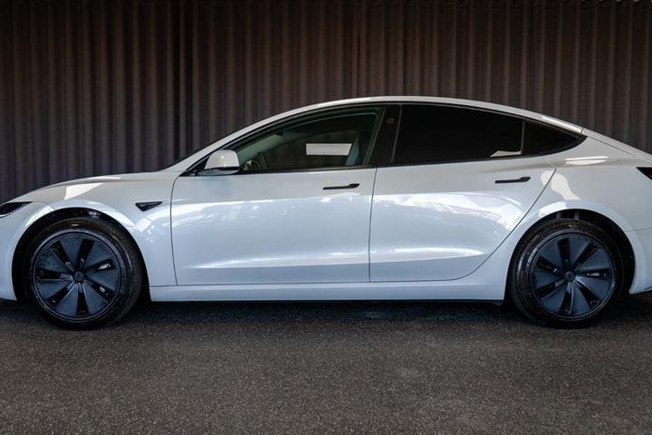 Hvid Tesla Model 3 fra 2024