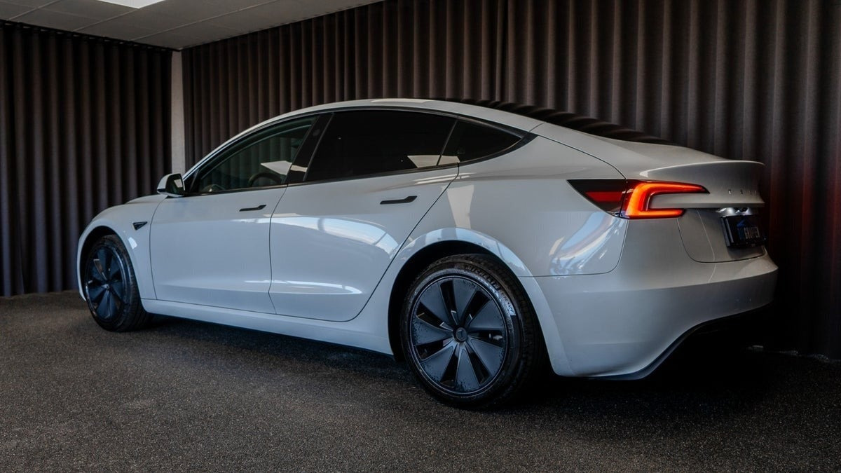 Hvid Tesla Model 3 fra 2024
