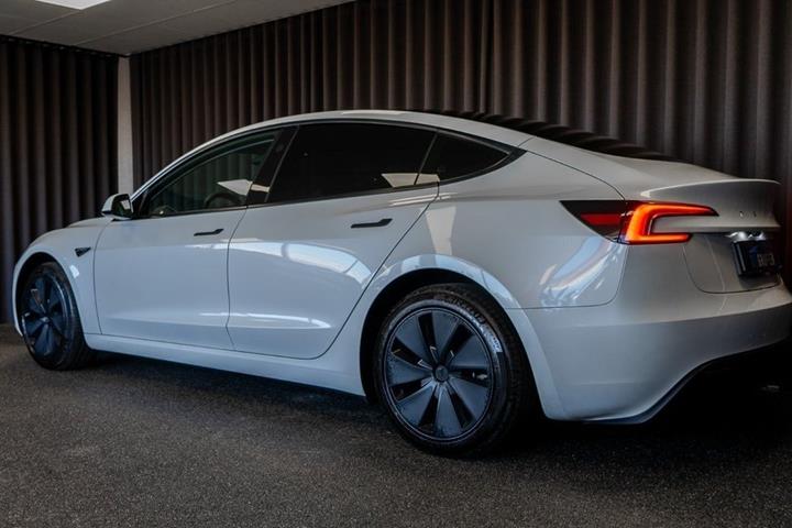 Hvid Tesla Model 3 fra 2024
