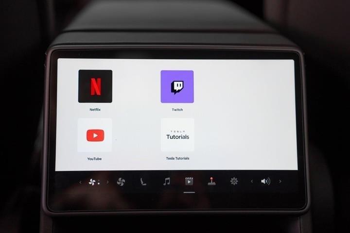 Hvid Tesla Model 3 fra 2024