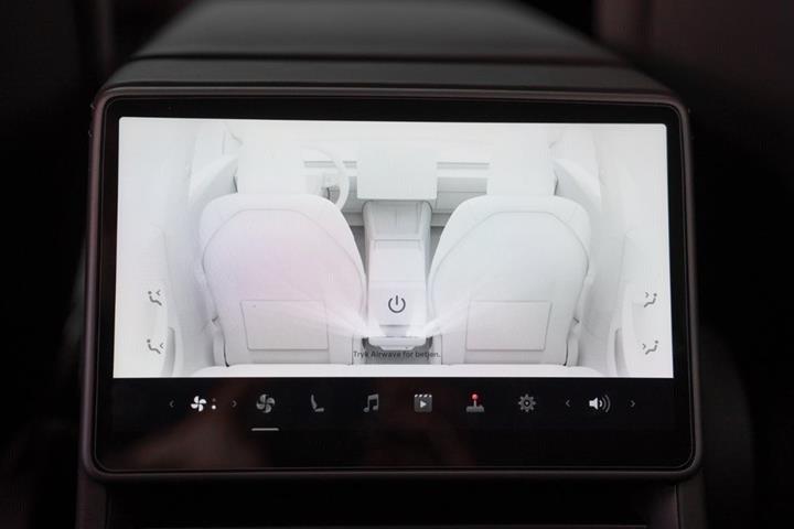 Hvid Tesla Model 3 fra 2024