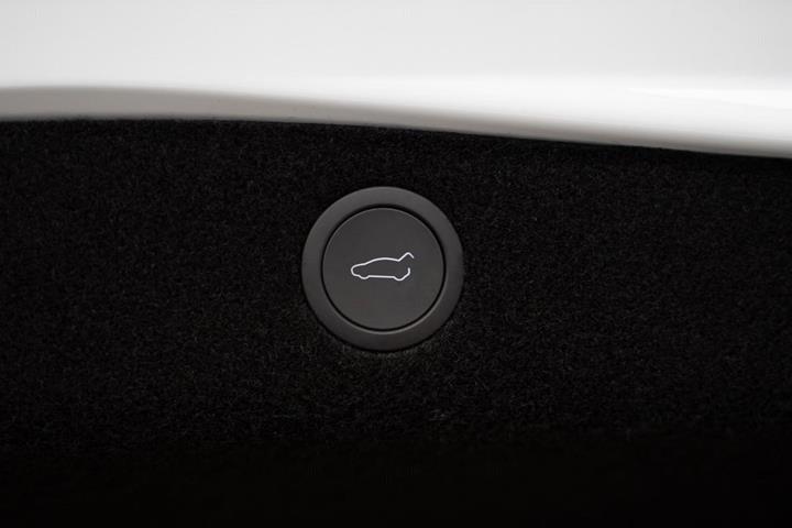 Hvid Tesla Model 3 fra 2024