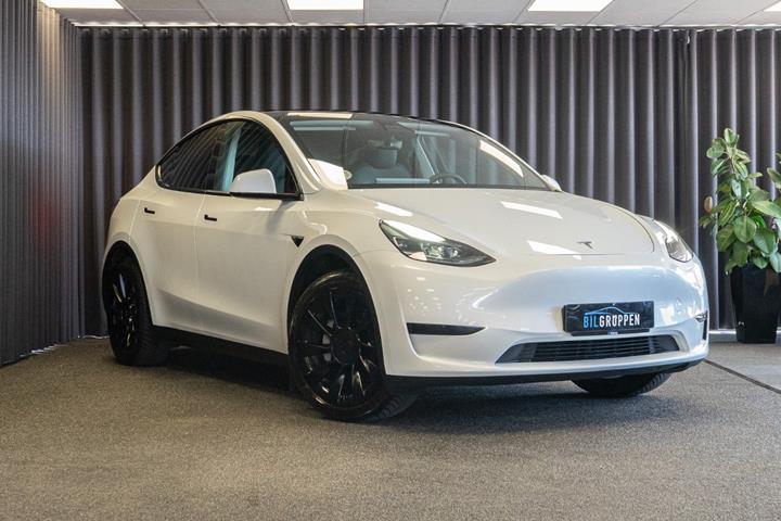 Hvid Tesla Model Y fra 2023