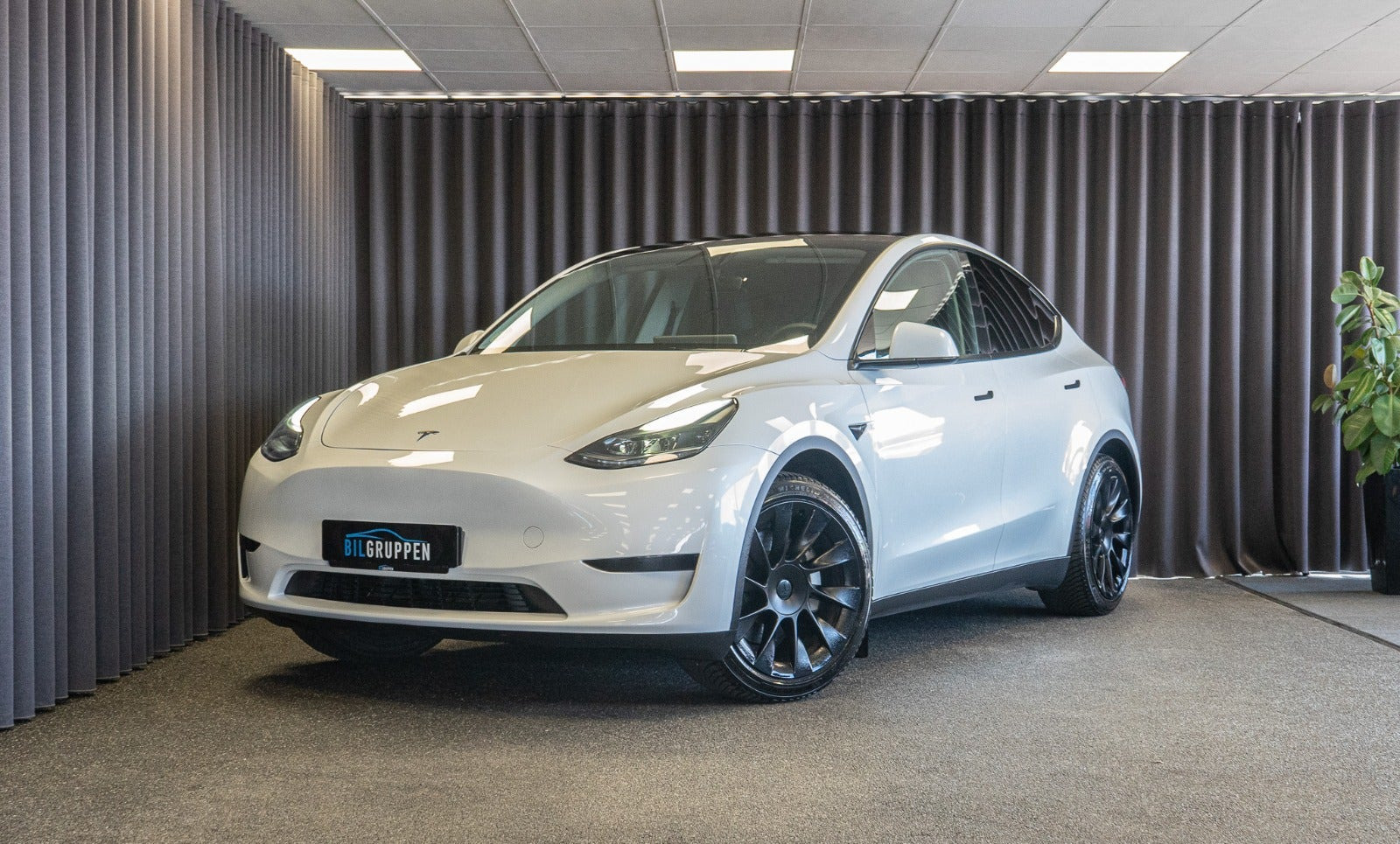 Hvid Tesla Model Y fra 2023
