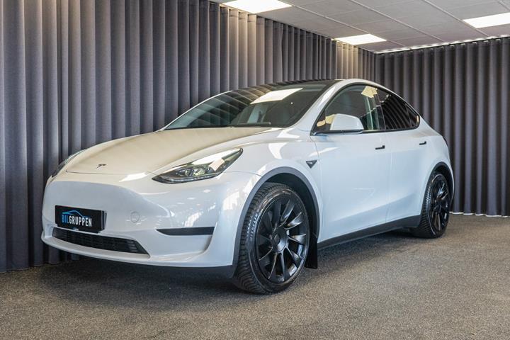 Hvid Tesla Model Y fra 2023