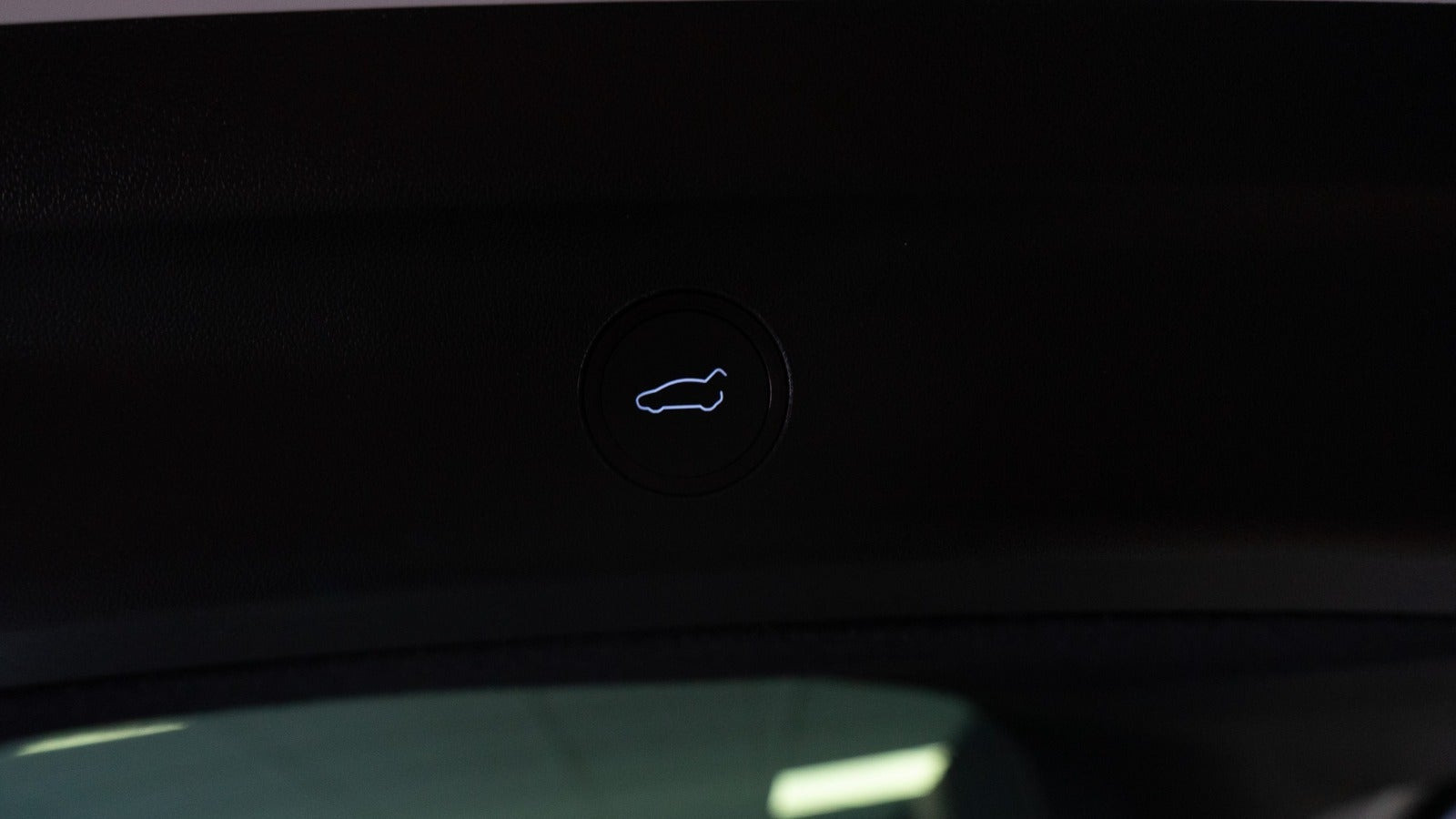 Hvid Tesla Model Y fra 2023