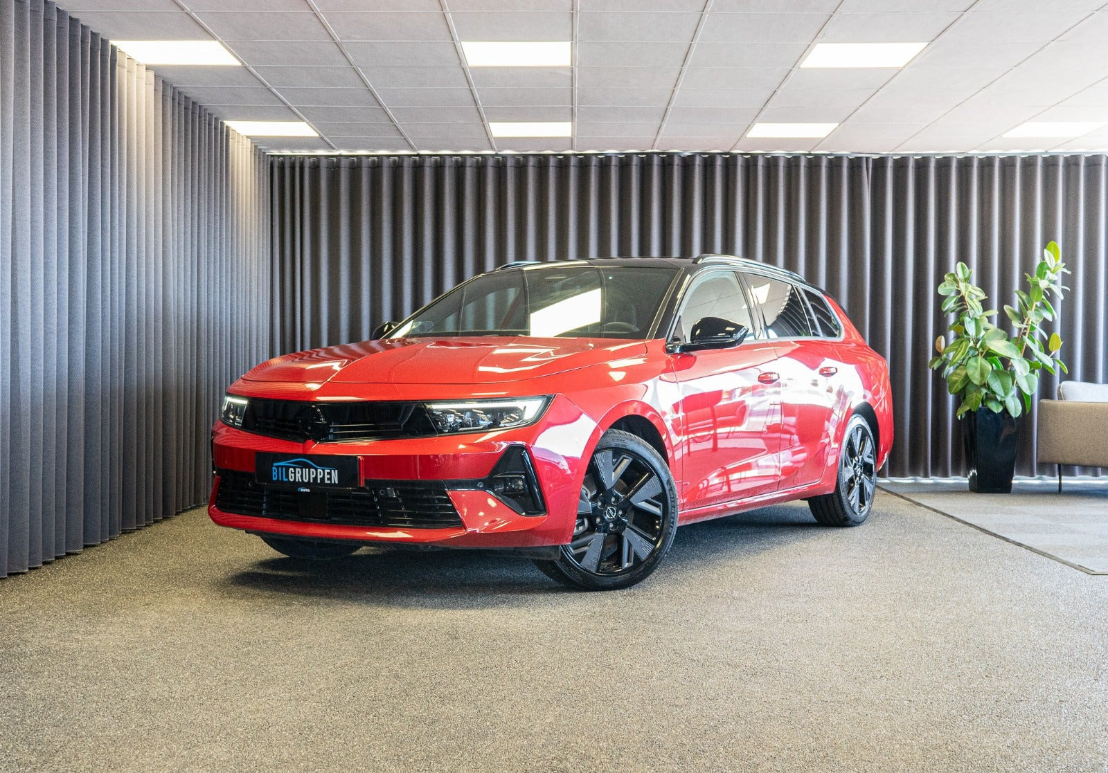 Rød Opel Astra-e fra 2024