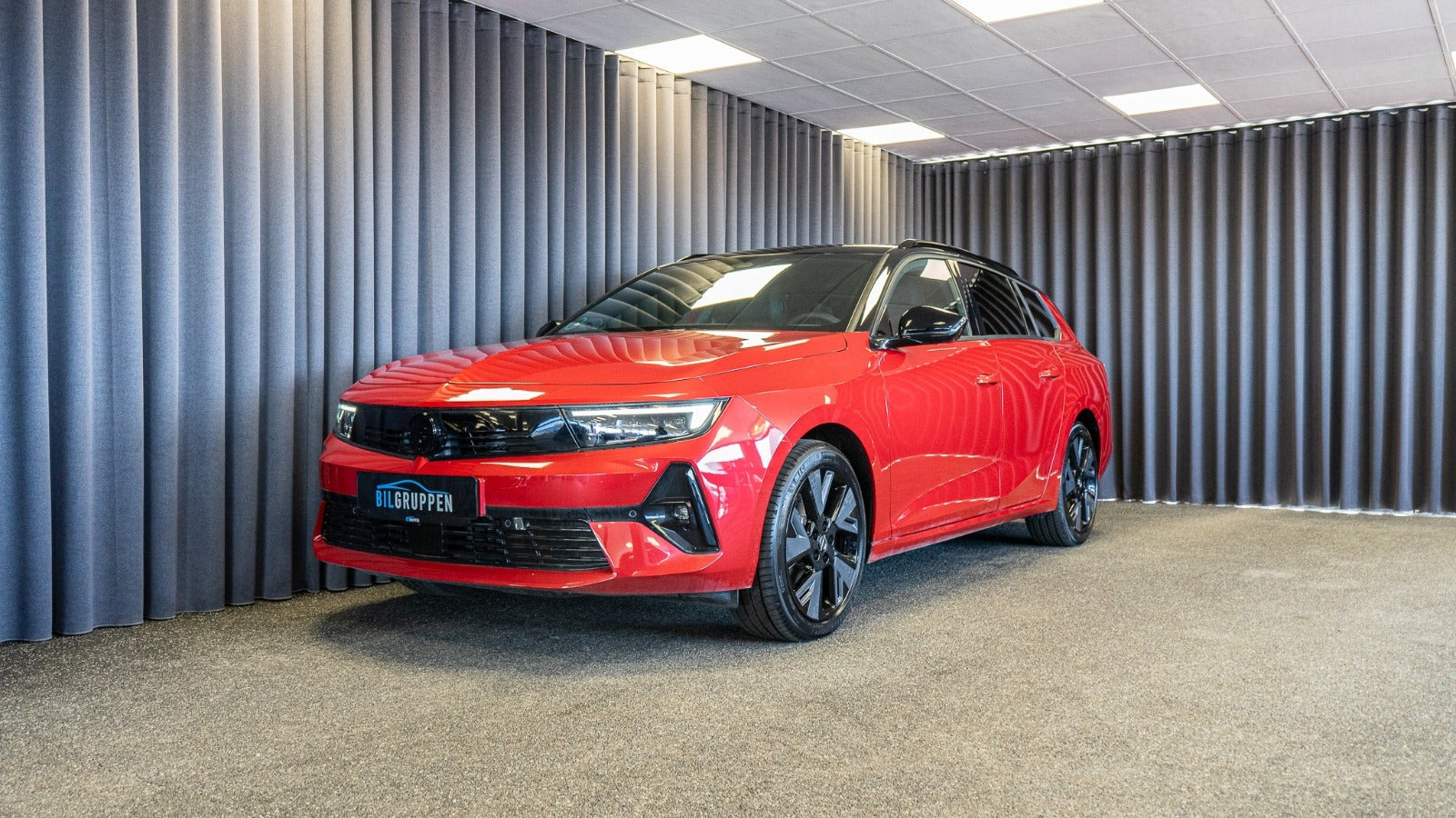 Rød Opel Astra-e fra 2024