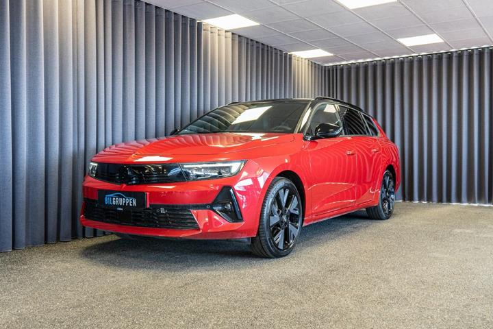 Rød Opel Astra-e fra 2024