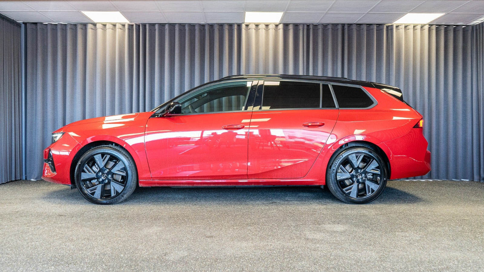 Rød Opel Astra-e fra 2024