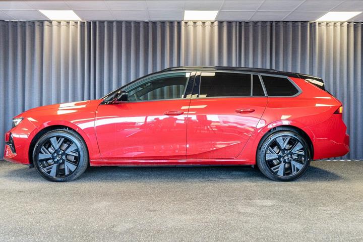 Rød Opel Astra-e fra 2024