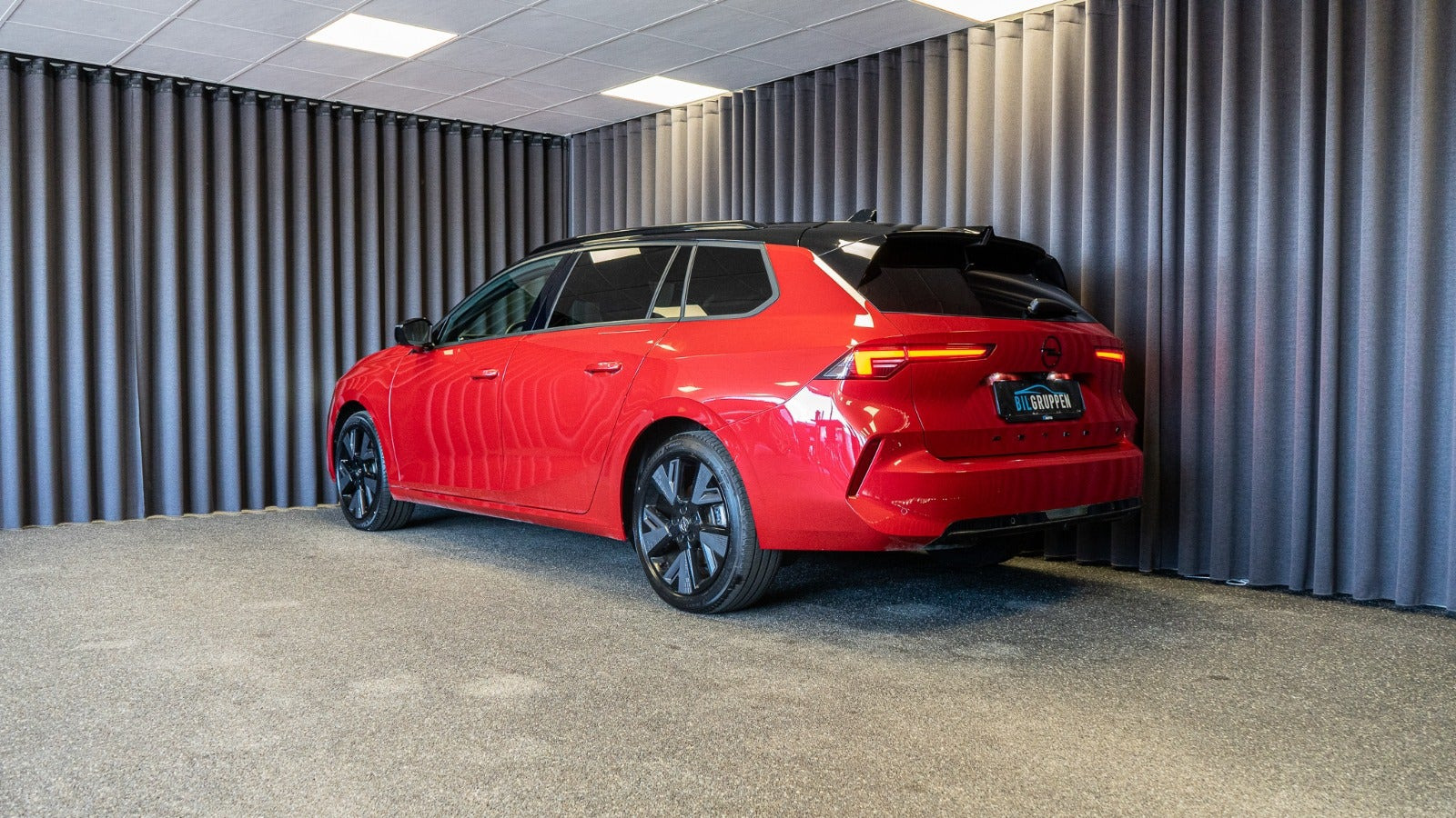Rød Opel Astra-e fra 2024