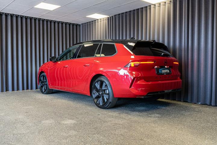 Rød Opel Astra-e fra 2024