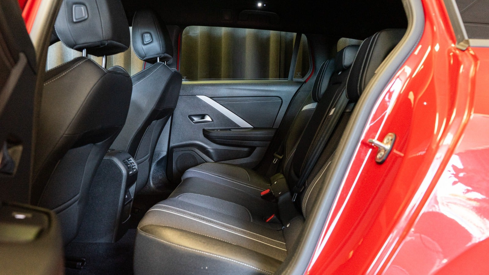Rød Opel Astra-e fra 2024
