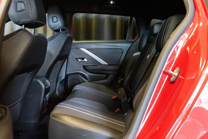 Rød Opel Astra-e fra 2024