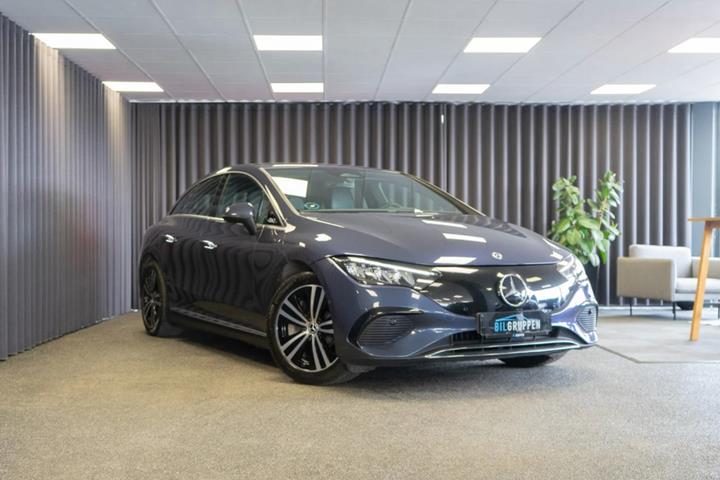Blå Mercedes EQE300 fra 2023