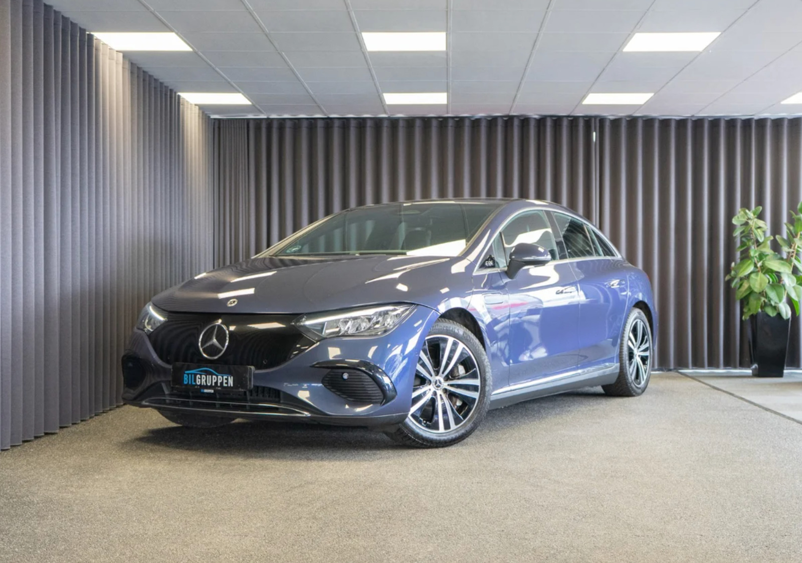 Blå Mercedes EQE300 fra 2023