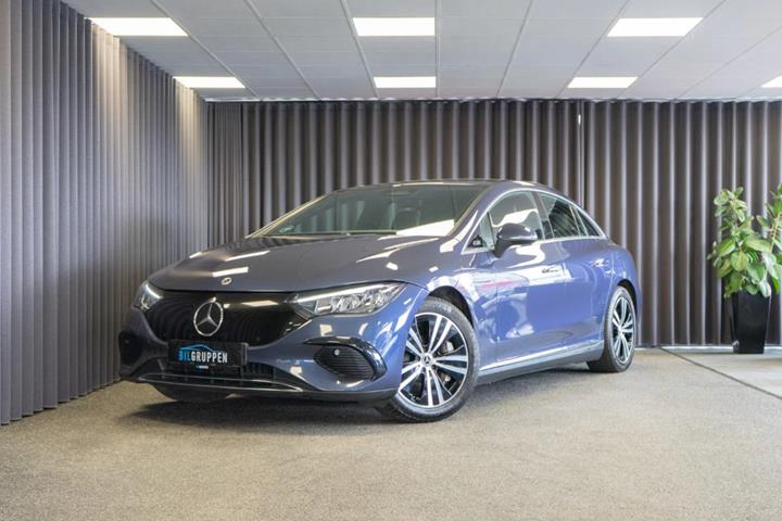 Blå Mercedes EQE300 fra 2023