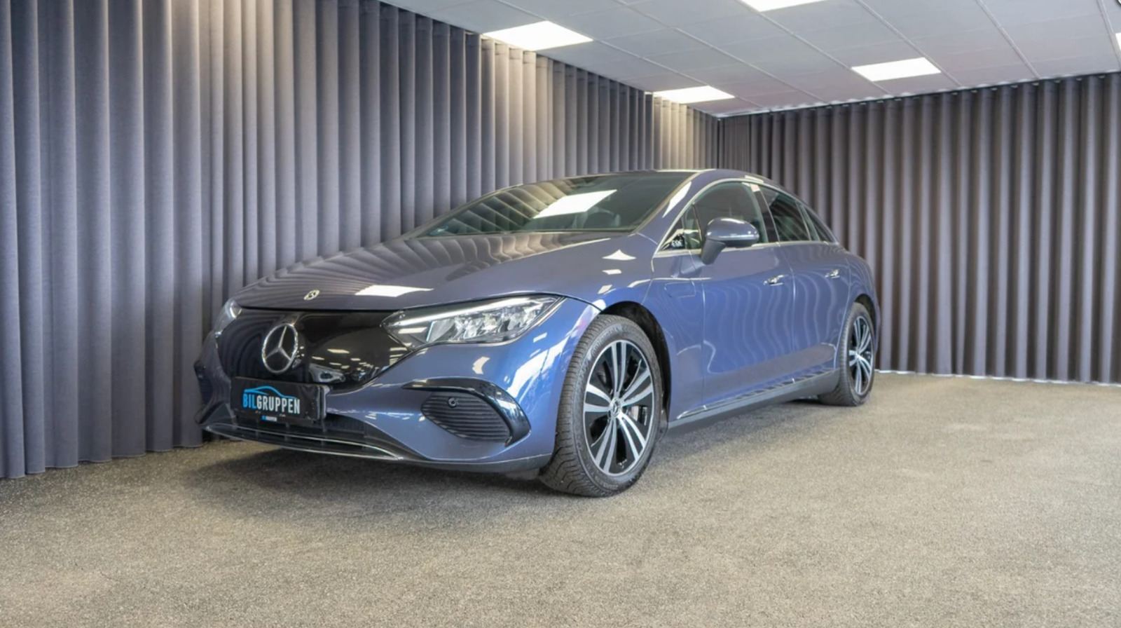 Blå Mercedes EQE300 fra 2023