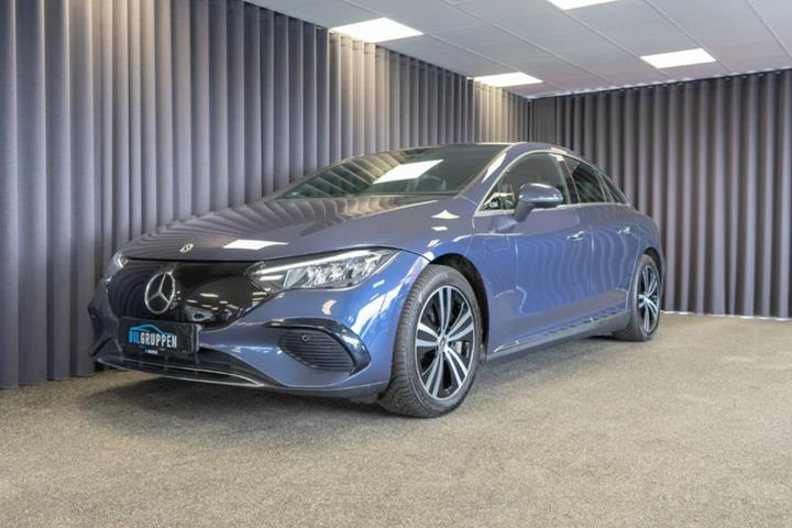 Blå Mercedes EQE300 fra 2023