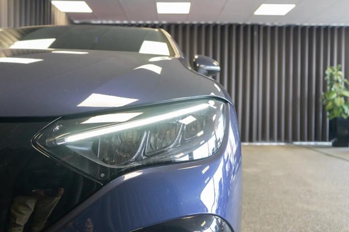 Blå Mercedes EQE300 fra 2023
