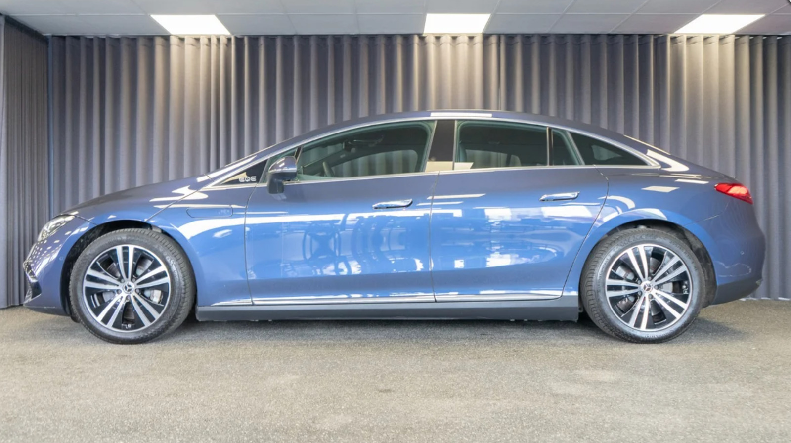 Blå Mercedes EQE300 fra 2023