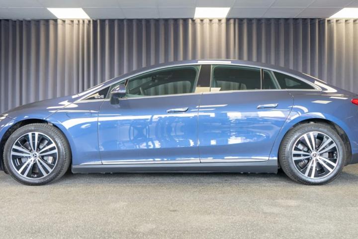 Blå Mercedes EQE300 fra 2023