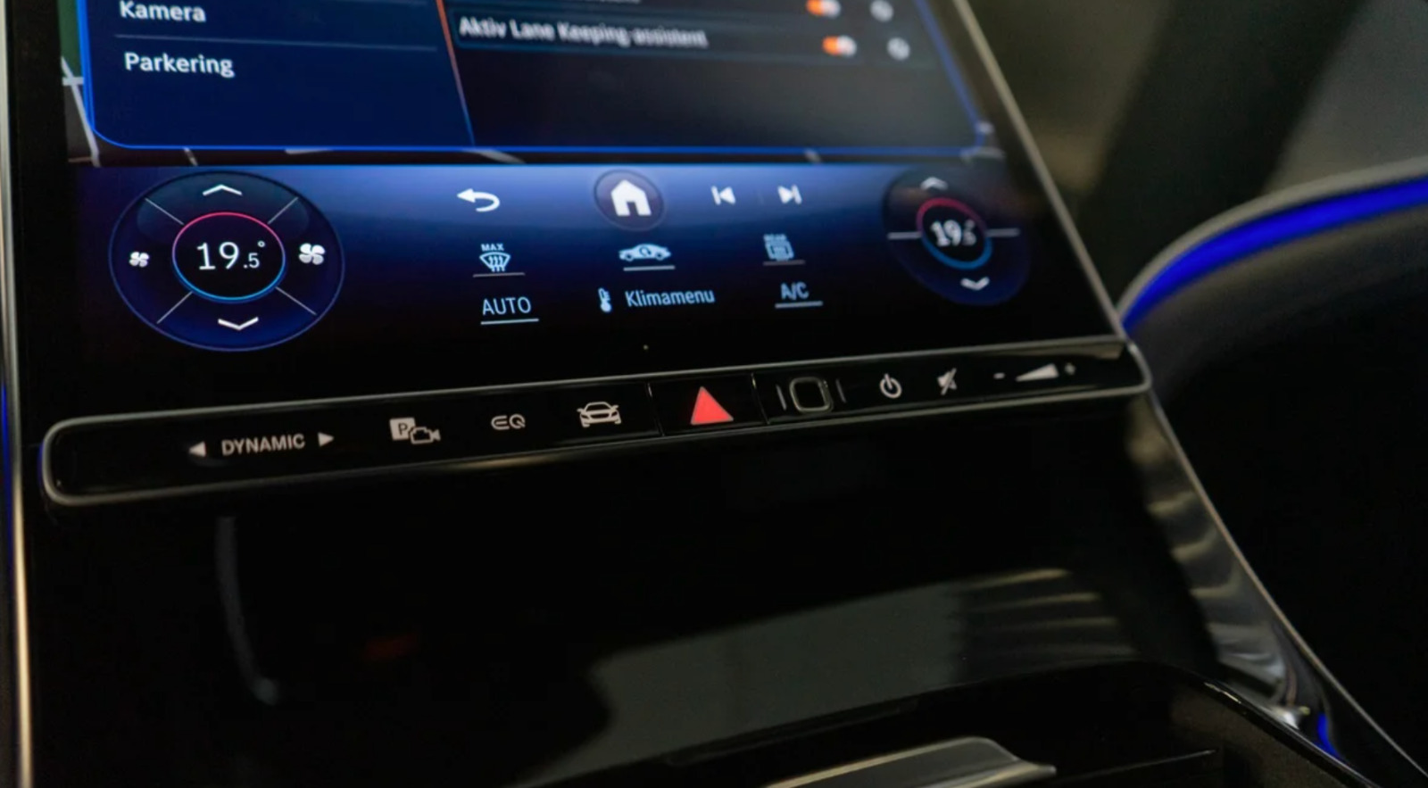 Blå Mercedes EQE300 fra 2023