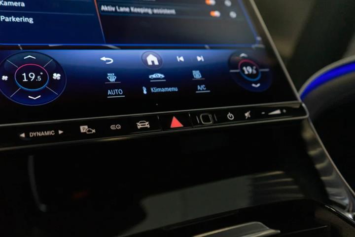 Blå Mercedes EQE300 fra 2023