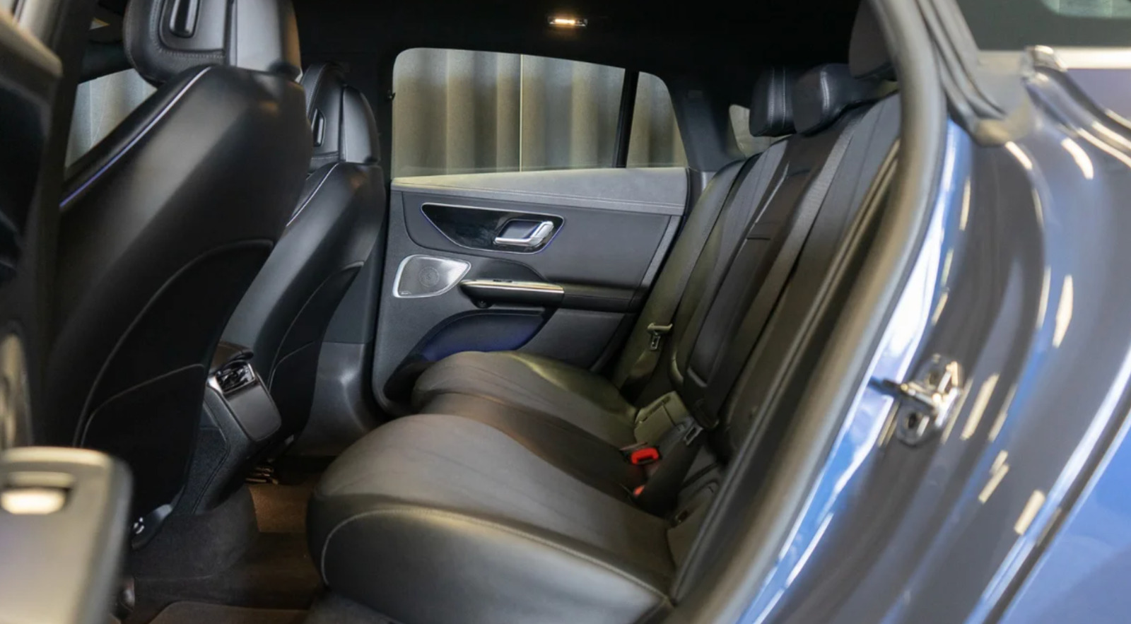 Blå Mercedes EQE300 fra 2023