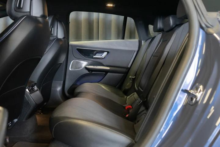 Blå Mercedes EQE300 fra 2023