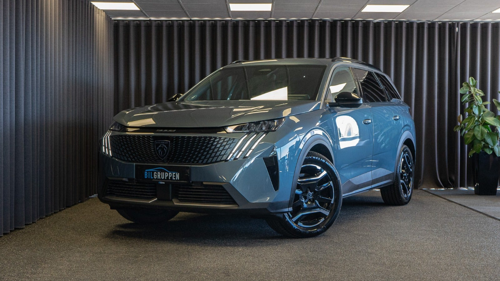 Blå Peugeot e-5008 fra 2025