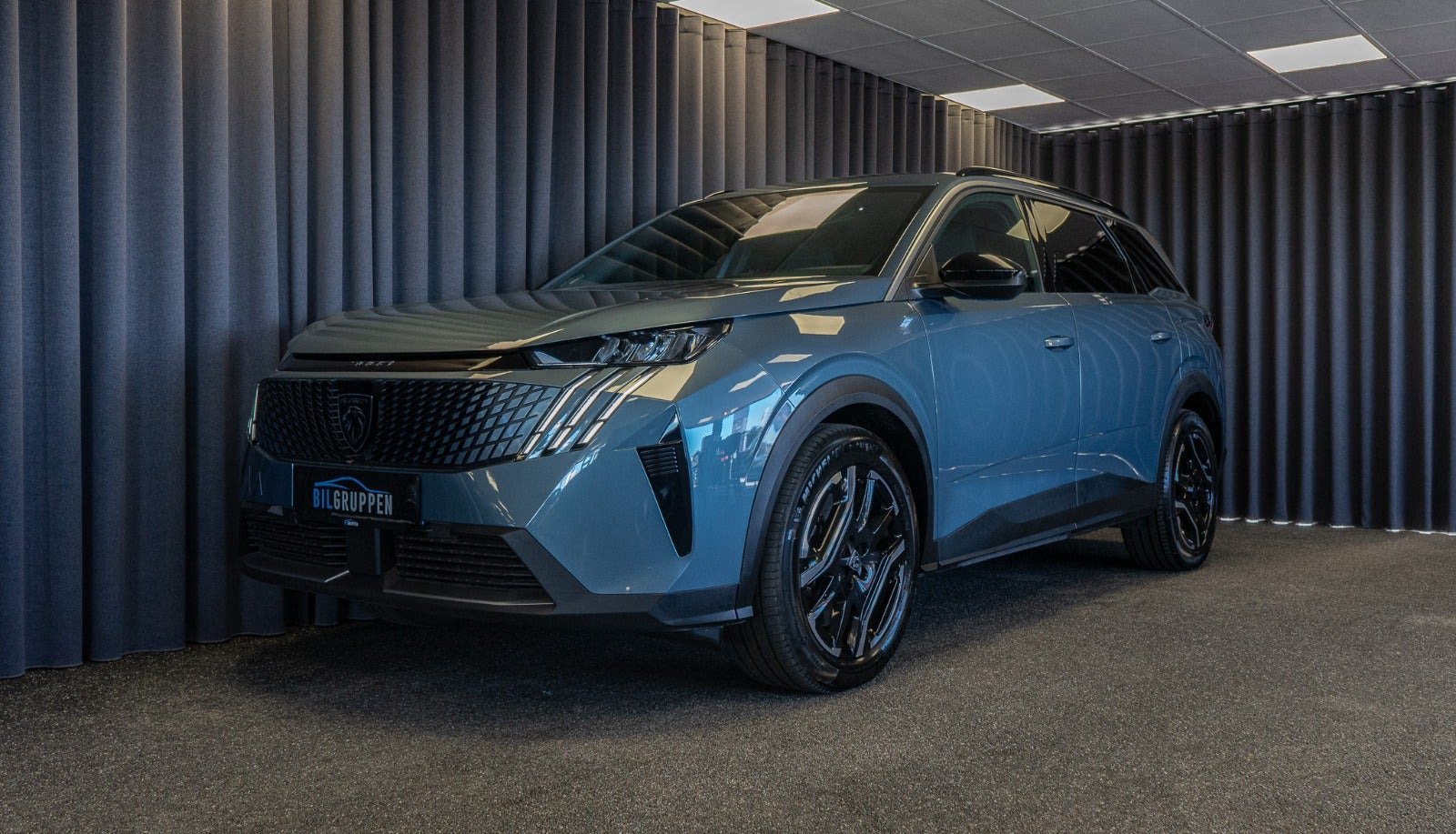 Blå Peugeot e-5008 fra 2025