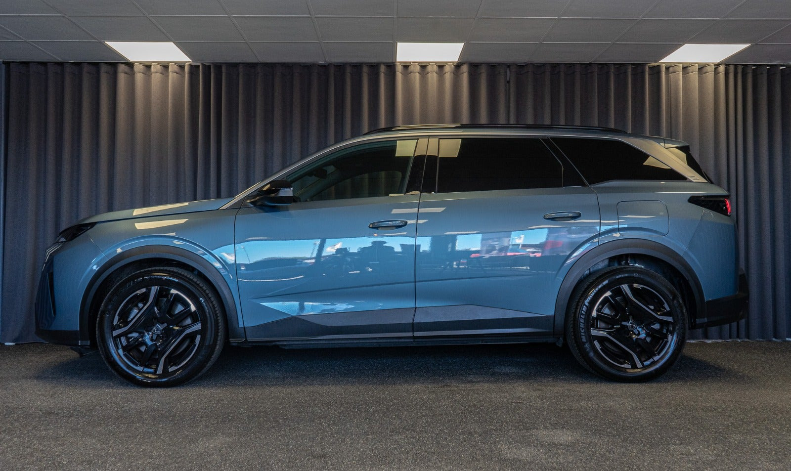 Blå Peugeot e-5008 fra 2025