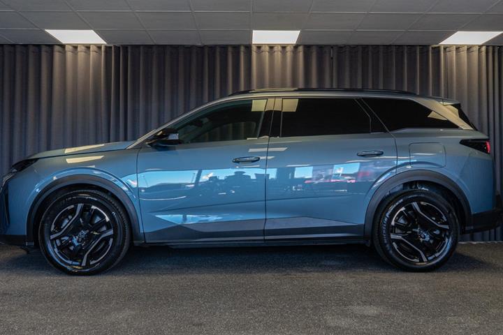 Blå Peugeot e-5008 fra 2025