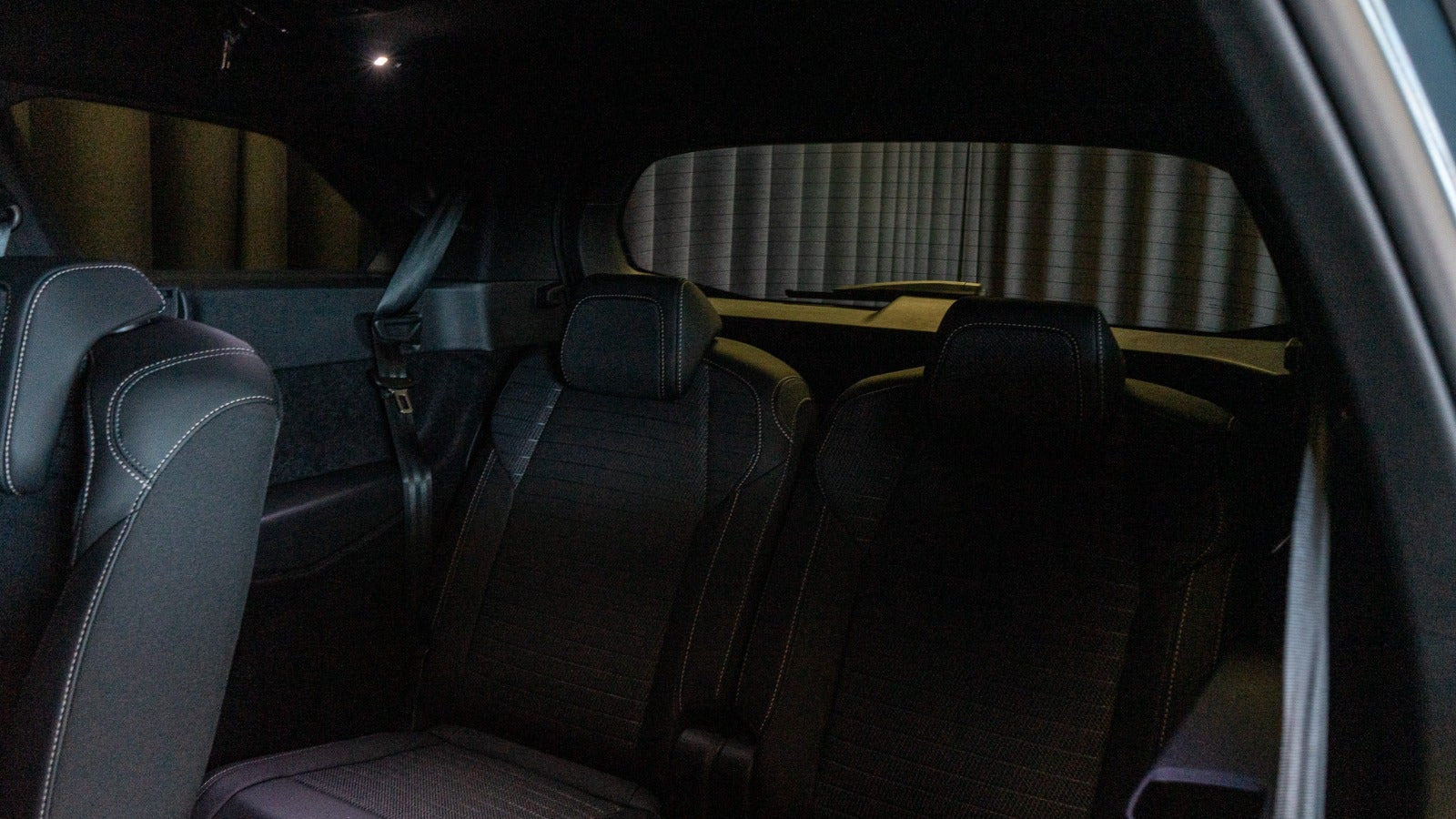 Blå Peugeot e-5008 fra 2025