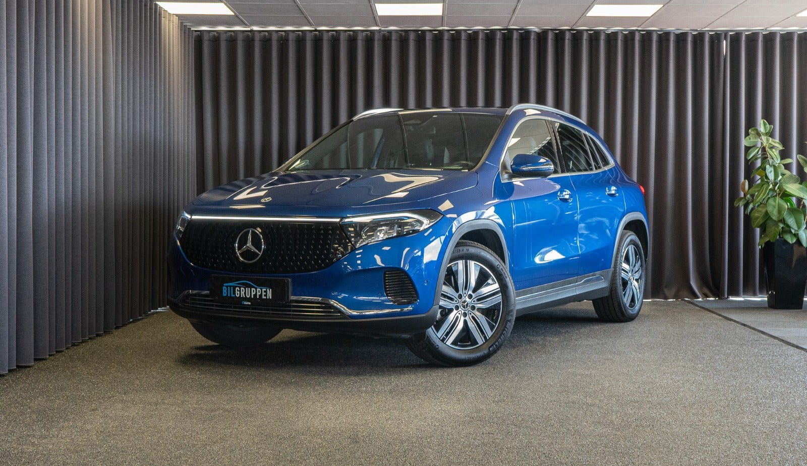 Blå Mercedes EQA250+ fra 2024