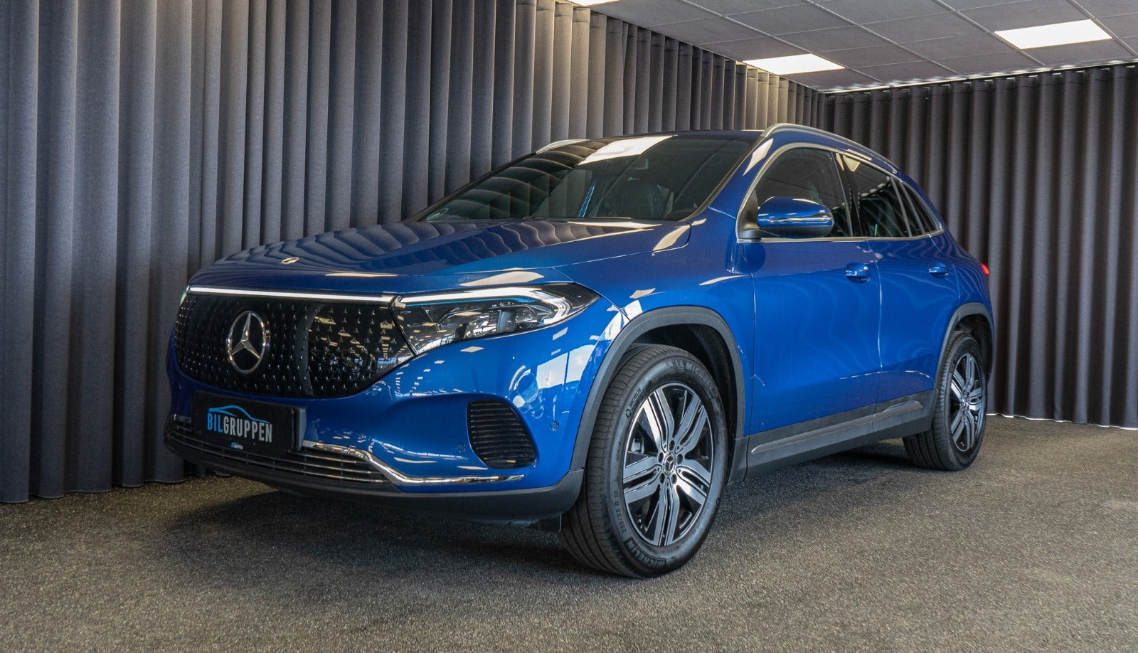 Blå Mercedes EQA250+ fra 2024