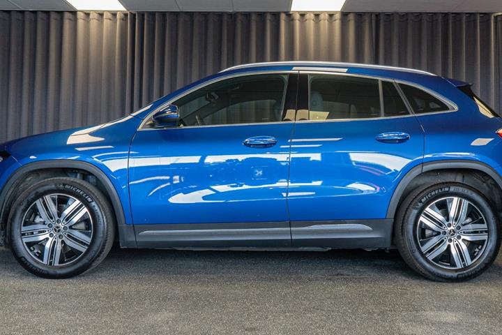 Blå Mercedes EQA250+ fra 2024