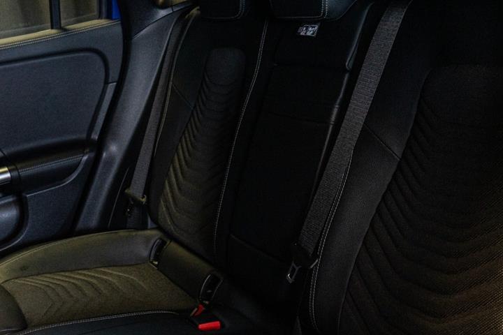Blå Mercedes EQA250+ fra 2024