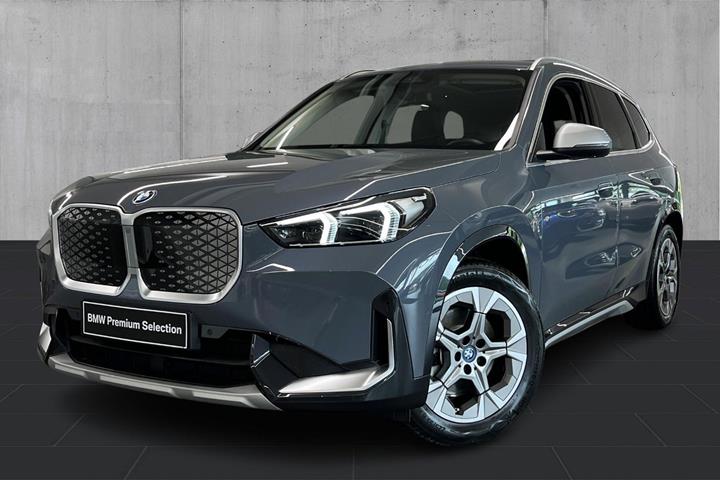 Grå BMW iX1 fra 2023 set udefra
