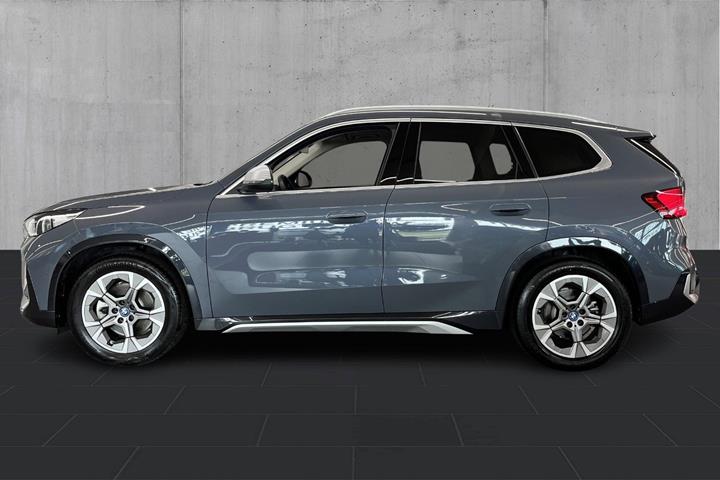 Grå BMW iX1 fra 2023