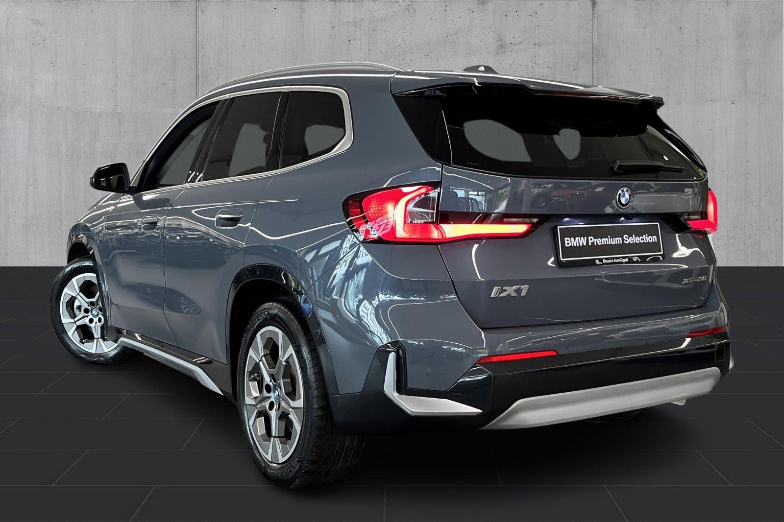 Grå BMW iX1 fra 2023