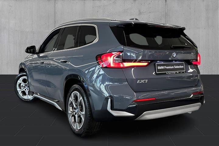 Grå BMW iX1 fra 2023
