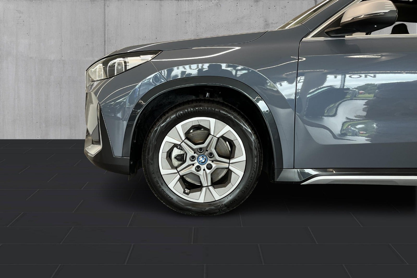 Grå BMW iX1 fra 2023
