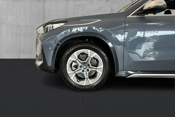 Grå BMW iX1 fra 2023